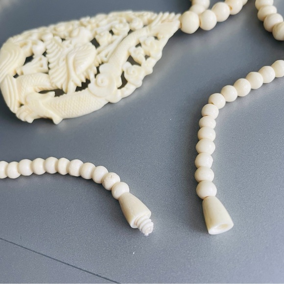 VINTAGE 1950’S CARVED CELLULOID BONE BEAD NECKLACE WITH OPEN CUT DRAGON … - Picture 7 of 7